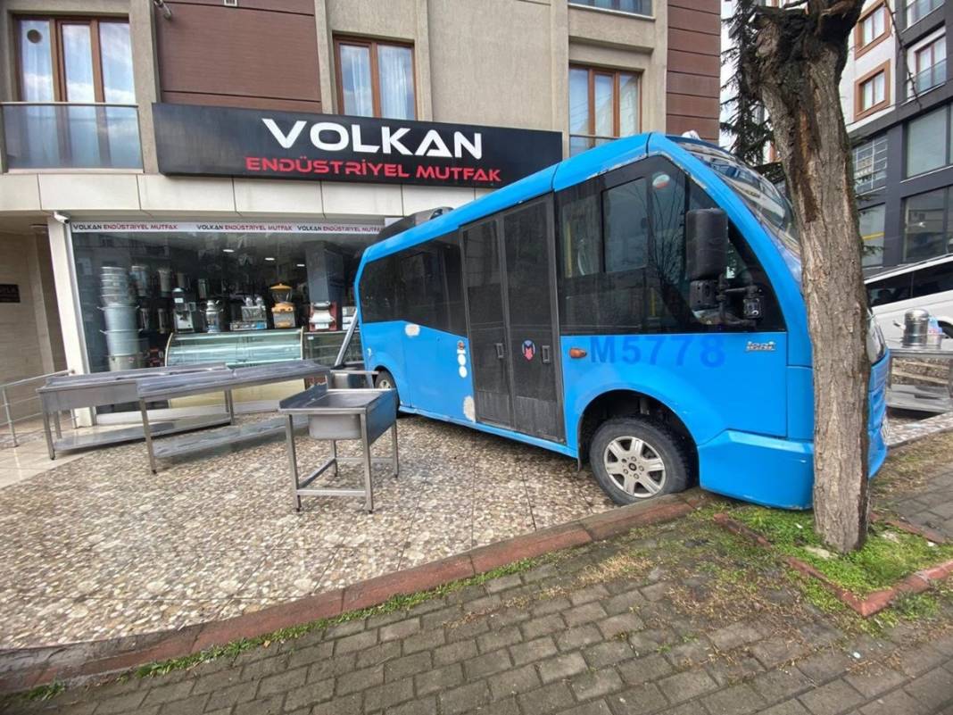 Minibüsünü dükkanın önüne park etti, döndüğünde hayatının şokunu yaşadı! Korkutan anlar kamerada 6